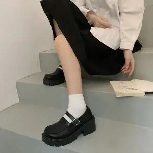 [하프클럽/알티피아]심플 올블랙 여자 데일리 키높이단화 스트랩 통굽로퍼