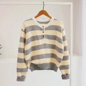 [잇수다] 시에른 스트라이프 배색 버튼 라운드 울 니트