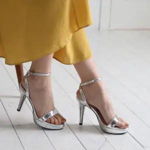 정장샌들 국내제작 에나멜 베이직 가보시 스트랩 샌들힐 킬힐