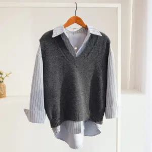 [잇수다] (SET) 디아뜨 스웨이드 스트라이프 카라 셔츠 + 니트 조끼 세트