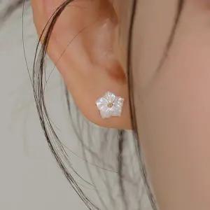 [더블유비엘]14k 골드필드 미우 자개 꽃 귀걸이   (윙블링)