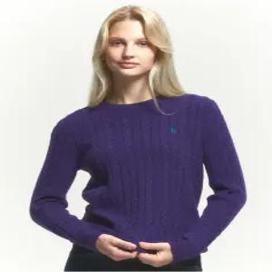 헤지스 여성 24FW [반값세일][스테디셀러][울100%] 바이올렛 케이블 라운드넥 스웨터 WSSW4DC86V3