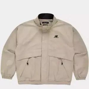 뉴발란스 스탠 에리 웜업 자켓 베이지 (NBNAC32733-35)