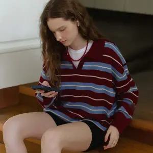 [온앤온](강남점)[정채연 착용]오버핏 스트라이프 카라 니트 NEK5WP909_83