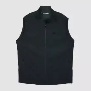 제이린드버그 25FW 애쉬 라이트 패커블 바람막이 조끼 블랙 GMOW13070 9999