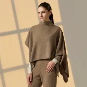 [신세계라이브쇼핑][런칭가 149,000 119,000] 데너 몽골 햇 캐시미어100 첼시 케이프 (25FW)