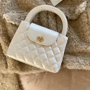 [다잇템] 여성용 레더 핸들 누빔 크로스백 쁘띠 체인백