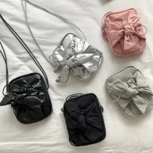 리본 매듭 미니 크로스백 실버 은색 검정 블랙 여성 가방