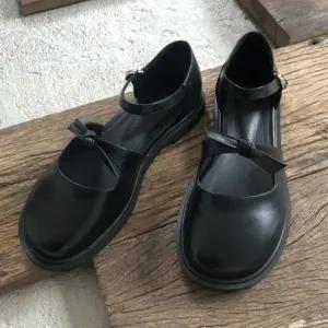 리본 스트랩 포인트의 메리제인 플랫 슈즈 6SS 메리제인플랫 리본스트랩 플랫슈즈