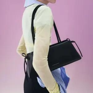 찰스앤키스 헤이즐 보우 이롱게이티드 트라페즈 숄더백 3colors CK2201601932217083