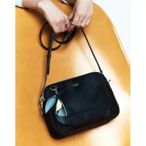 [롯데백화점]닥스 액세서리 [MISTY FLOWER] 블랙 플라워 참장식 나일론 크로스백 DCBA6E520