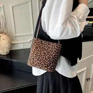 여성 스웨이드 미니 핸드백 크로스백 데일리룩 미니크로스백