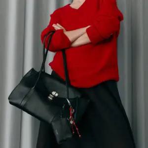 [질스튜어트](광주신세계)[AUBE] 가죽 오브 장식 롱숄더 M 블랙 [JABA6E104BK]