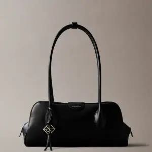 [롯데백화점]캘빈클라인 (4F3369G-UB1)여성 엠보스드 로고 비즈니스 멀티 컴퍼넌트 숄더 백