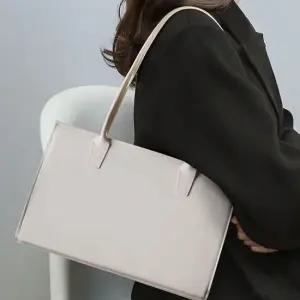 여성 스퀘어쉐입 숄더백 미니멀 데일리백 오피스룩 스퀘어숄더백 심플숄더백 데일리가방