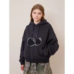 [키르시](대전신세계)빅 체리 아플리케 기모 후디 [다크 네이비]