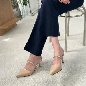 뾰족코 스틸레토 밴딩 큐빅 장식 스트랩 뮬 하이힐Y