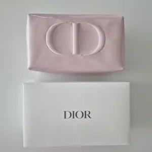 디올 뷰티 에나멜 핑크로고 파우치