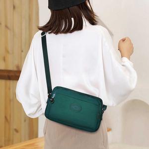 여자 직장인 회사원 소지품 핸드폰 지갑 크로스 백