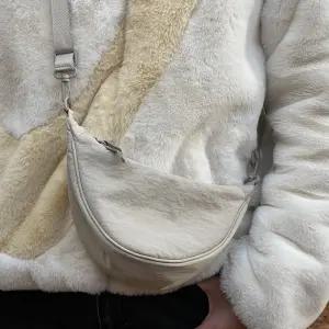 유니클로 라운드 울트라 미니백 베이지 핸드폰 가방 데일리 발수 가벼운 미니 크로스백