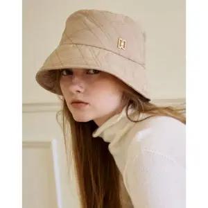 닥스 액세서리 [패딩][귀도리 내장] DD금속장식 칼라일체크 패턴 패딩 버킷햇 보닛햇 벙거