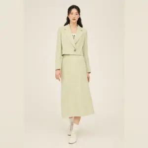 [롯데백화점]제이제이지고트 롤업 테이프 메탈 장식 크롭 재킷 (GP3A0JKJ81)