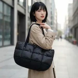 나이키 NSW 퍼플 토트백 패딩 가방 24L FZ1316-010 블랙