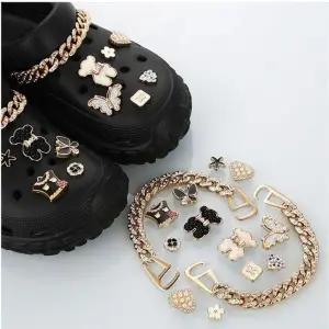 [콩심팥심](사러왕)크롱스 지비츠 데일리 장식 신발 클래식 진주