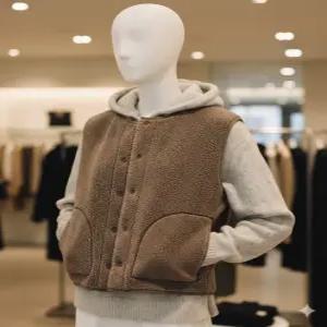 urago Button fleece vest