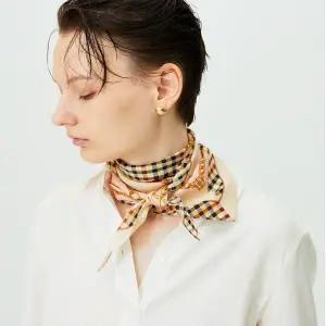 [닥스](강남점)DCSC2E825 [DAKS GIFT][SILK100%] 베이지 체인프린트 쁘띠 삼각스카프&링 세트