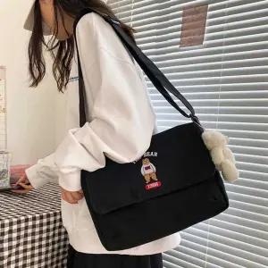 여자 대학생 캠퍼스 룩 노트북 크로스 백 가방 코디