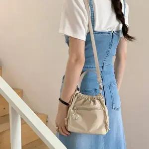 여성 하트참장식 스트링 버킷 미니 크로스 데일리백-WFHTM7V