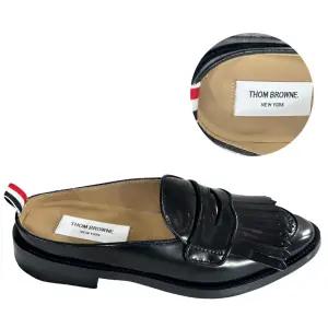 국내당일 톰브라운 남성 스파졸라토킬트바시티 페니 뮬 블랙 Thom Browne MFL096A L0043 001 정품100%