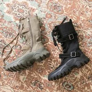 스포티 투톤 배색 소가죽 스트랩 옆지퍼 미들 부츠Y