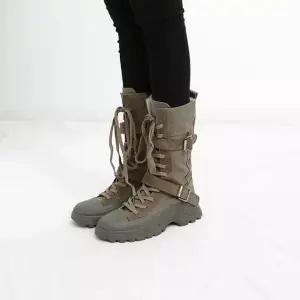 스포티 투톤 배색 소가죽 스트랩 옆지퍼 미들 부츠Y