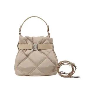 [아비투먼트]벨티드 퀼팅 버킷백 - 베이지
