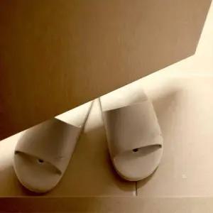 경량 논슬립 물빠짐 PVC 모던 욕실화 280mm 심플 감성