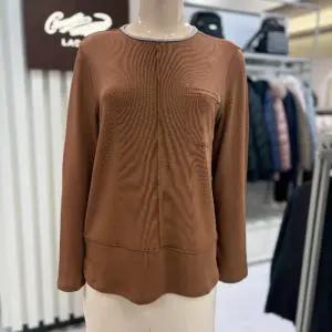 크로커다일레이디 HC28 라운드 넥 티셔츠 울이 혼방된 소재로 부드러운 촉감이 특징 C