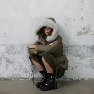 에고이스트 웨이스트 밴딩 사가퍼 구스 숏 다운점퍼 ER4TD001 365884