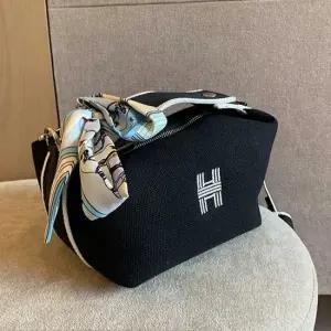 여성 하객 룩 결혼식 토트 숄더 백 스카프 가방 코디 여자30대가방 러블리룩가방