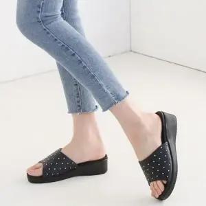 국내제작 스터드 웨지 통굽 여성 슬리퍼 뮬 사무실