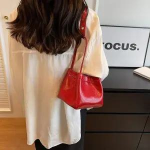 [라일리] Rly 여성 3컬러 복주머니 유광 가죽 숄더백