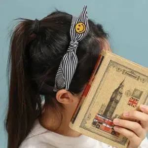 귀여운머리띠 줄무늬머리띠 엔젤슈슈 스마일 자수 스트라이프 헤어밴드 화이트 주 비다스토리