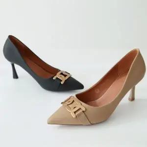 메탈 장식 포인트 클래식 미들힐 펌프스 6SS