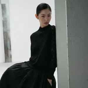 르네크루 25FW 크로쉐 블라우스 + 이너 SET[런칭 가격 79,900원]