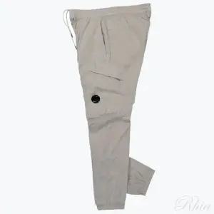 CP컴퍼니 크롬 R 레귤러 팬츠 15CMPA247A 005904G 335 트랙 레귤러핏