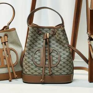 [헤지스](대구신세계)[백화점BEST][헤리아토] H 레더 패치 시그니처 패턴 카키 버킷백 M HIBA5F113K2