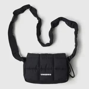 엄브로 플라이트 퀼팅 미니백 UQ123CBG23 BLK