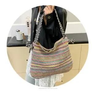 여성 휴가코디 휴가룩 여름 밀짚스타일 포인트가방 코디템 데이트룩 숄더백 호보백