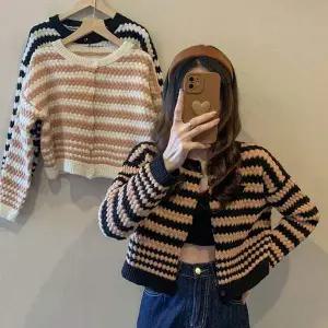 여자 IO26ZK73 스트라이프 배색 미니 크롭 긴팔 니트 가디건